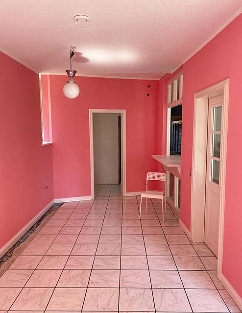 Flur in pink gestrichen