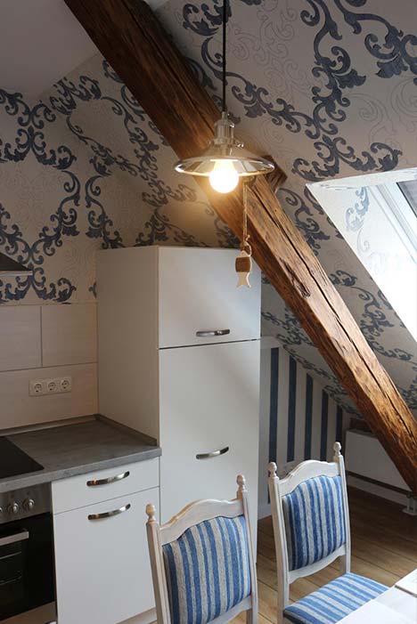 In blau-weiß gehaltene Küche, blaue Ornamente an der Wand