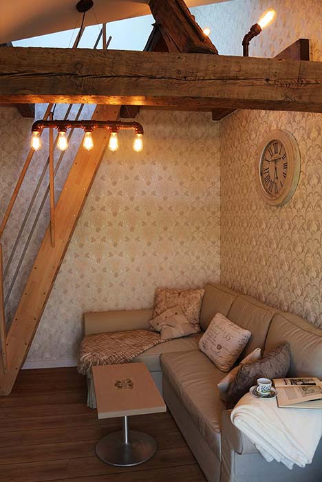 Wohnzimmer tapeziert mit hellerStrukturtapete und warmer Beleuchtung