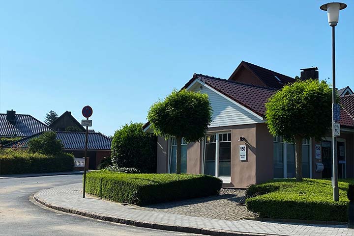 Haus mit gepflegten Bäumen